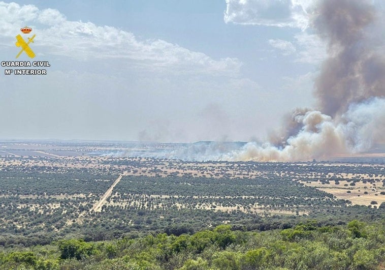 El origen del incendio en Casas de Don Pedro tuvo lugar en el interior de una planta fotovoltaica